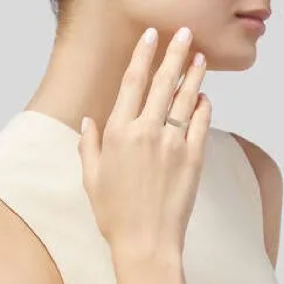 GUCCI
18K White Gold 4mm Icon Thin Band Ring 6 - Picture 5 of 7